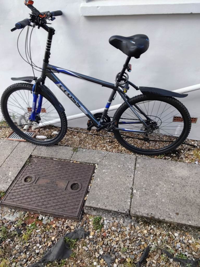 Cross FXT500 Moutain bike. 21 speed Shimano gears