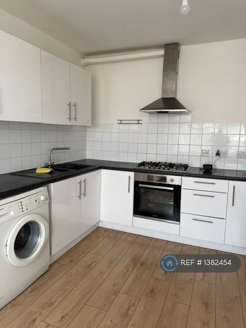 3 bedroom flat in Eastern Avenue, Ilford, IG2 (3 bed) (#1382454)