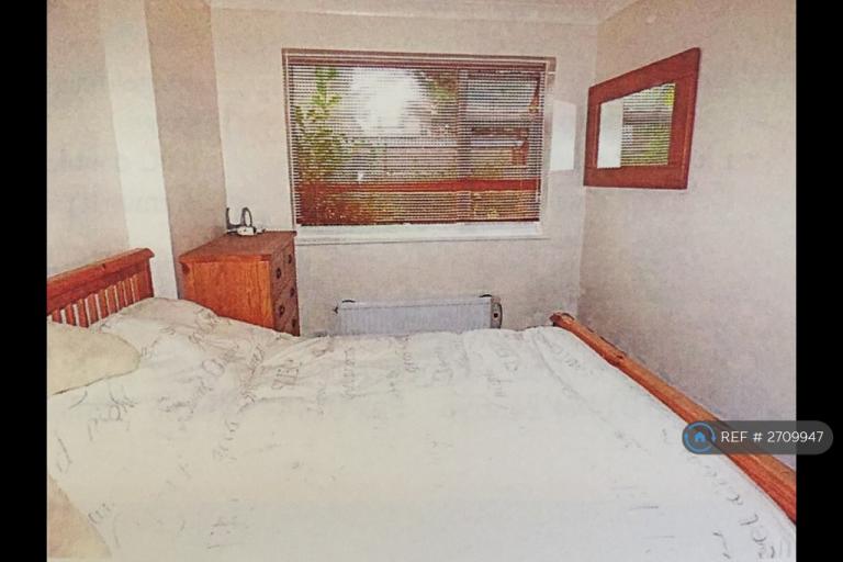 1 bedroom flat in Spanish Court, Burgess Hill, RH15 (1 bed) (#2709947)