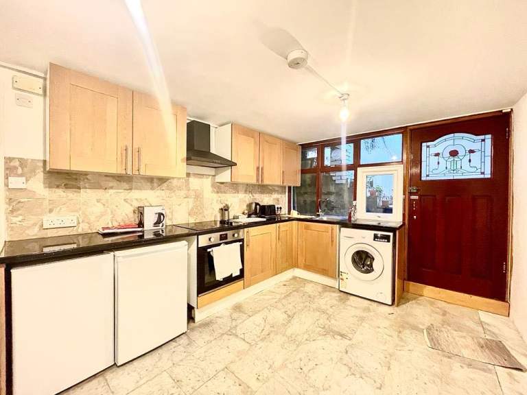 2 bed apartment in Caledonian Road , Islington, N1 - Ref: 1331