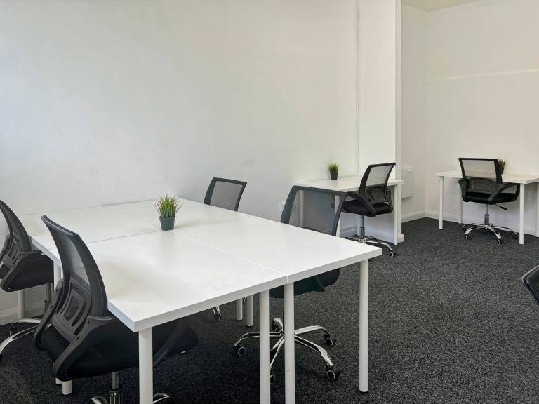 Leeds - LS17 7HW \ Flexible Office Space with 5 Workstations