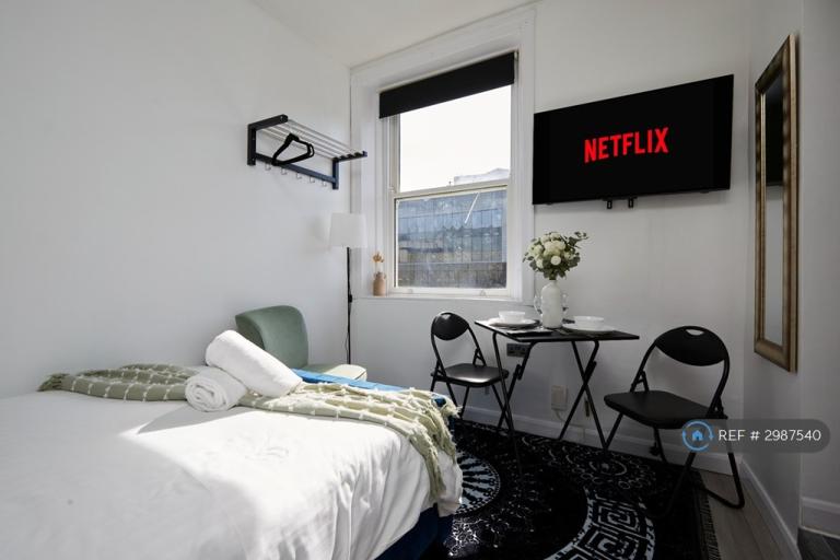 Studio flat in Queensgate, Huddersfield, HD1 (#2987540)