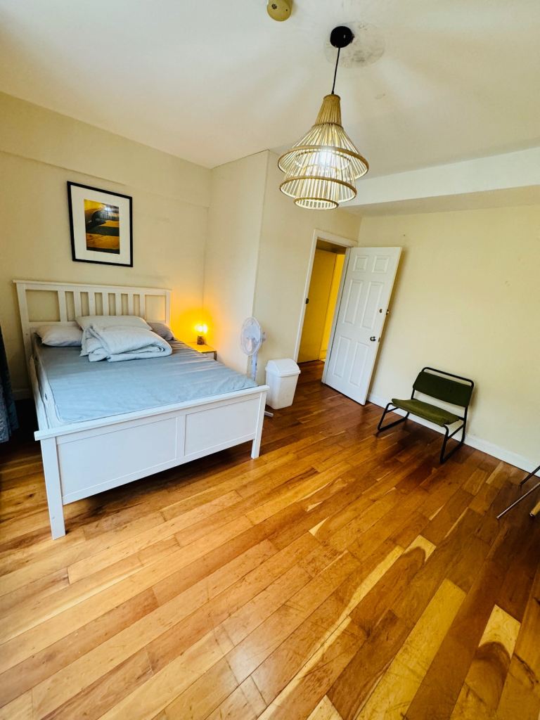 Bright & Spacious Room Great Location