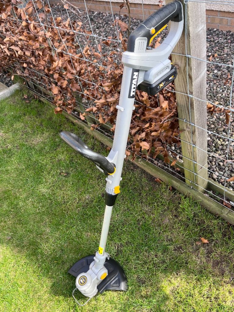 Battery-operated garden line strimmer