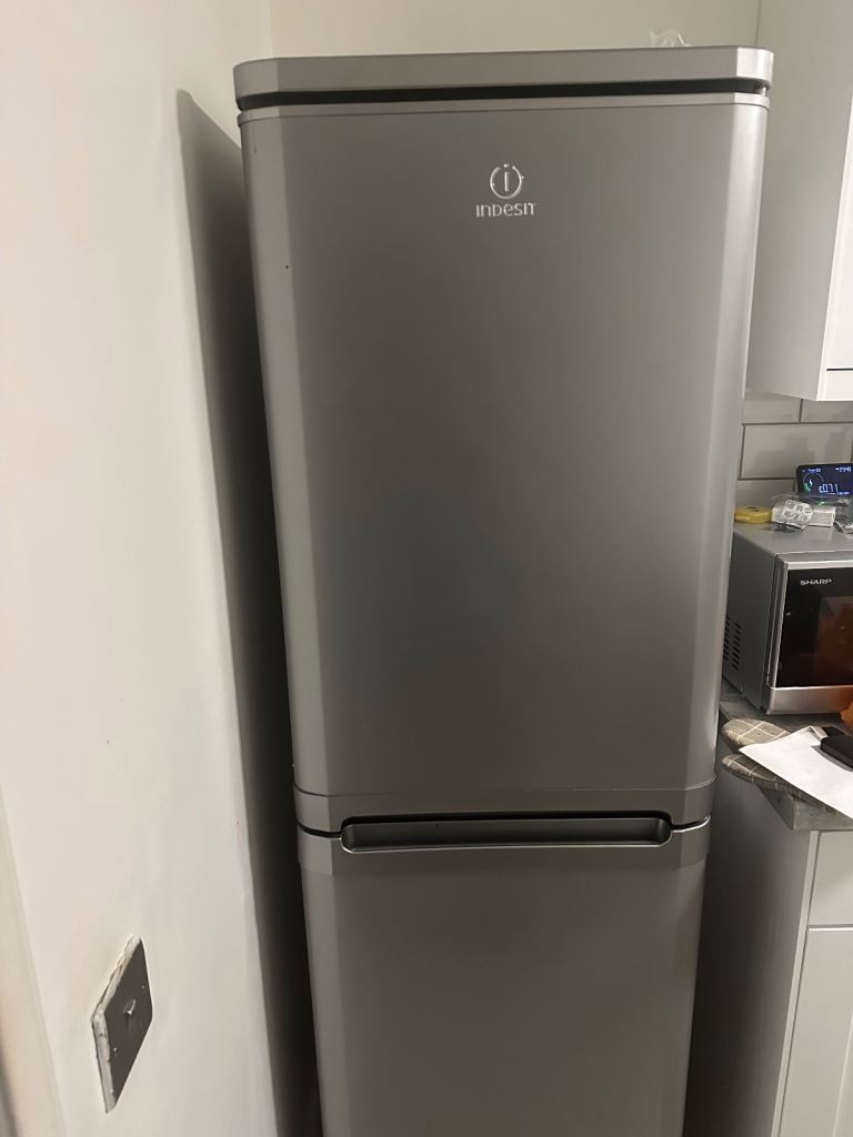 Indesit Fridge Freestanding Fridge Freezer with Low Frost Technology 50 50 Split 254L 