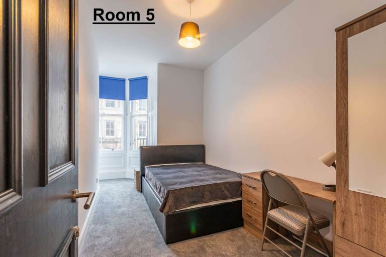 FLAT SHARE: Double bedroom for let within a magnificent and sizeable flat in Newington