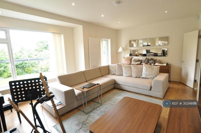 4 bedroom house in Ridgeview Road, London, N20 (4 bed) (#3024898)