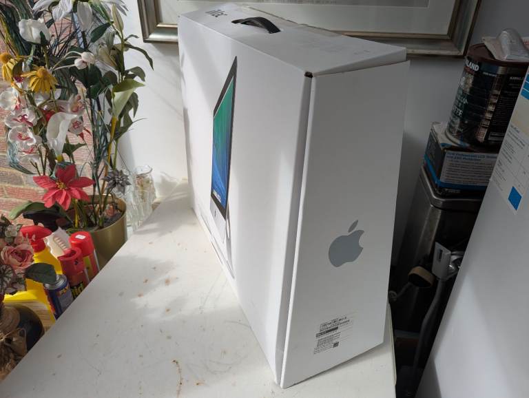 iMac 21.5 in original box.