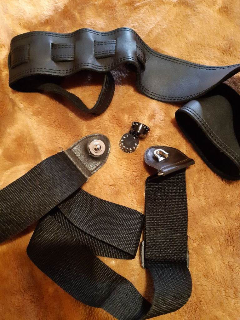 PRS SE "Soapbar 2" with P90 pickups. Black with PRS gig bag