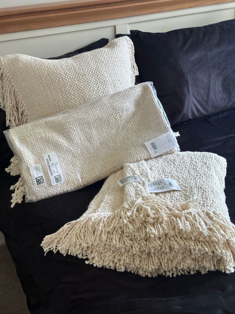 H&M HOME Beige Throw and Cushions – NEW