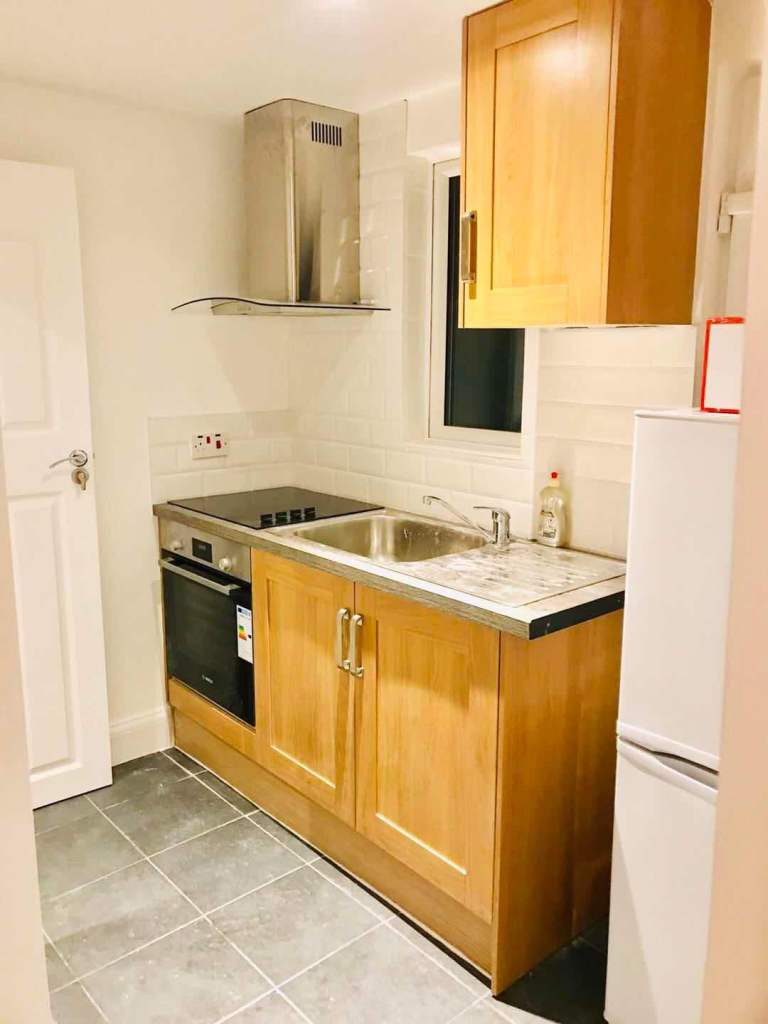 Spacious & Cosy ensuite room for Rent UB5 6FL