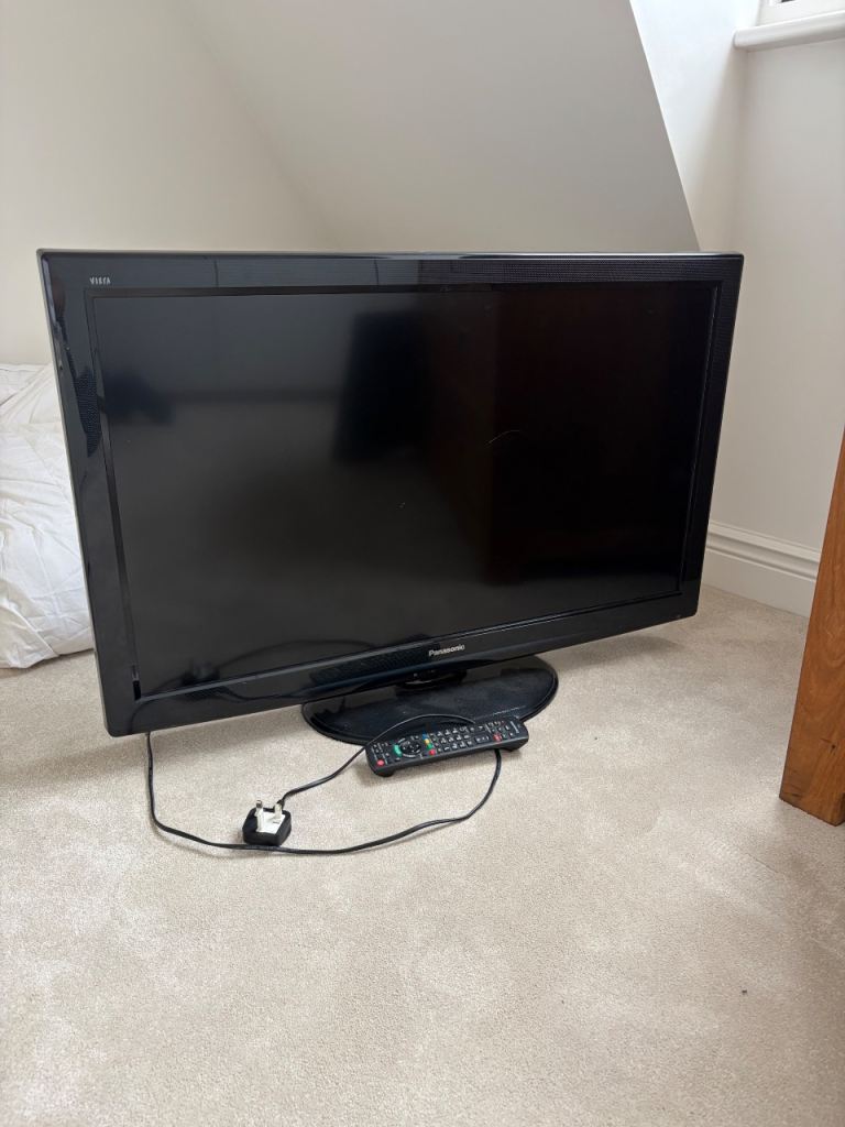 Panasonic Flat Screen TV with Remote – Good Condition