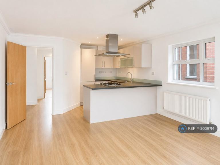 2 bedroom flat in Walter Mead Close, Ongar, CM5 (2 bed) (#3039714)