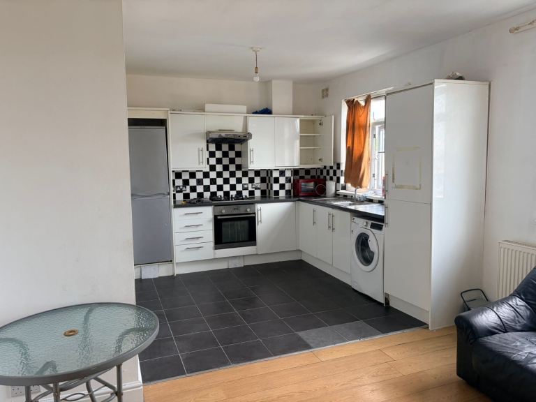 2 Bedrooms Flat is available to rent in the heart of Hayes Town 