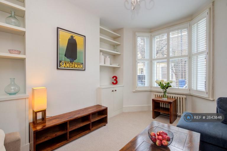 1 bedroom flat in Charleston Street, London, SE17 (1 bed) (#2843846)