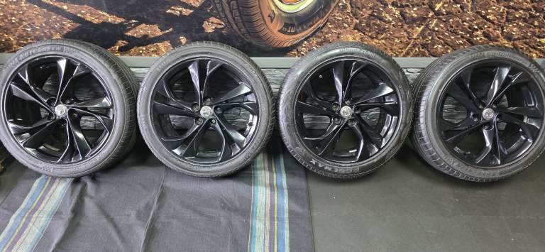 Vauxhall Genuine 17 alloy wheels + 4 x tyres 225 45 17