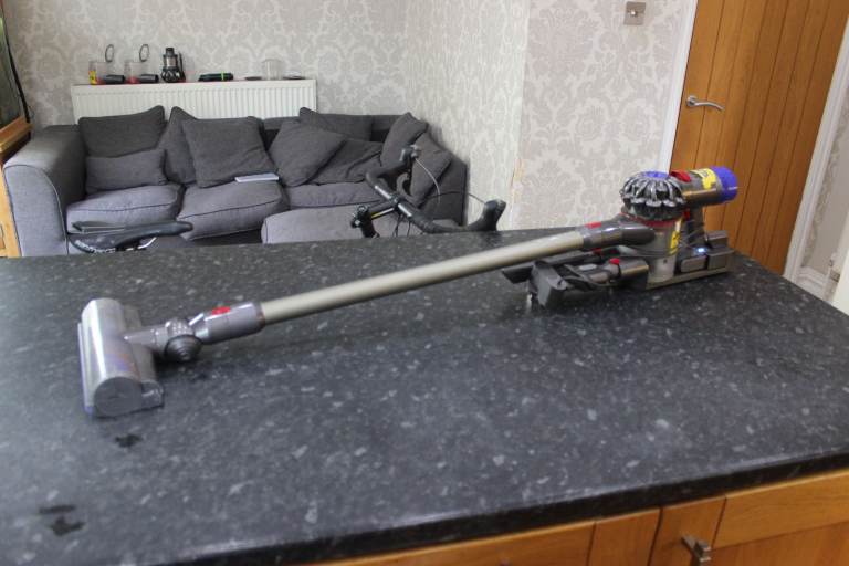 Dyson V8 Cordless Vacuum Cleaner In Good Working Order + Wall Bracket/Tools