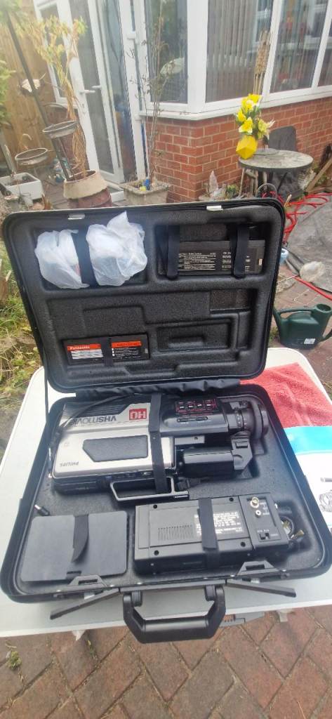 Philips VKR 6820 VHS Movie Camera in Hard Case