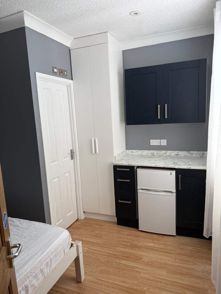  Room with own shower/ toilet to rent in High Town Rd, Luton LU2 0BZ