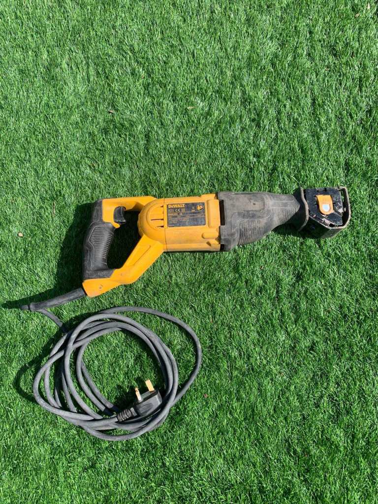 DEWALT DWE305-GB Electric Reciprocating Saw
