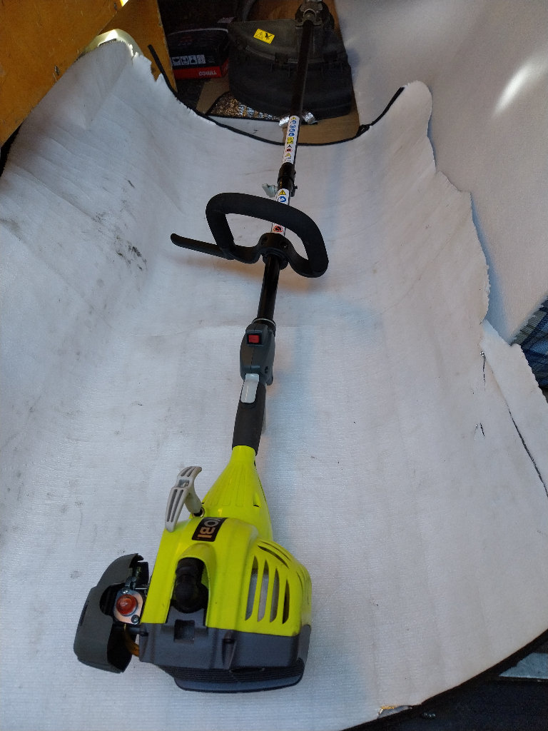 Petrol Combi Strimmer Ryobi 26cc, just been serviced  comes with mix bottle