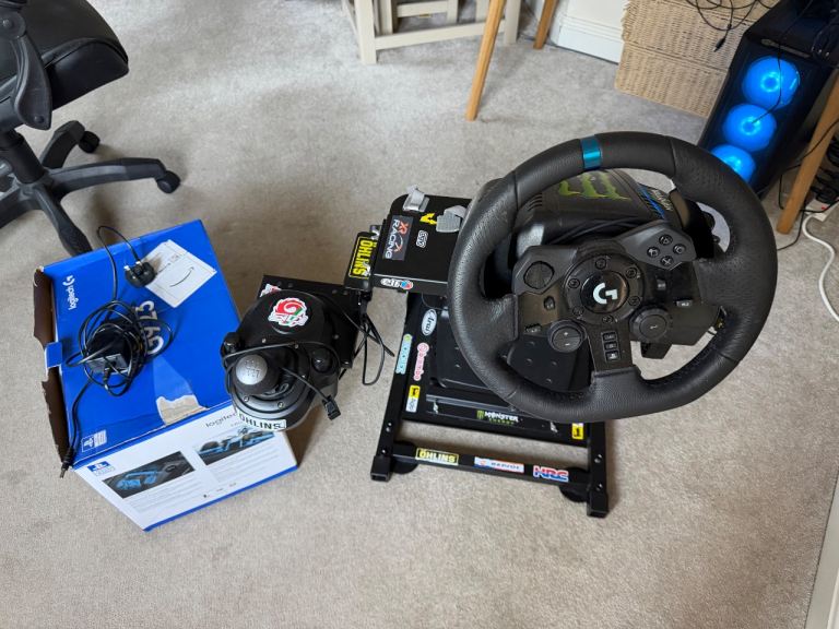 Logitech G923 steering wheel pedals and stand