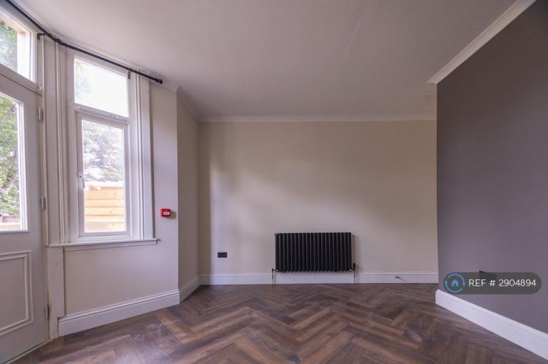2 bedroom flat in Romford Road, London, E15 (2 bed) (#2904894)