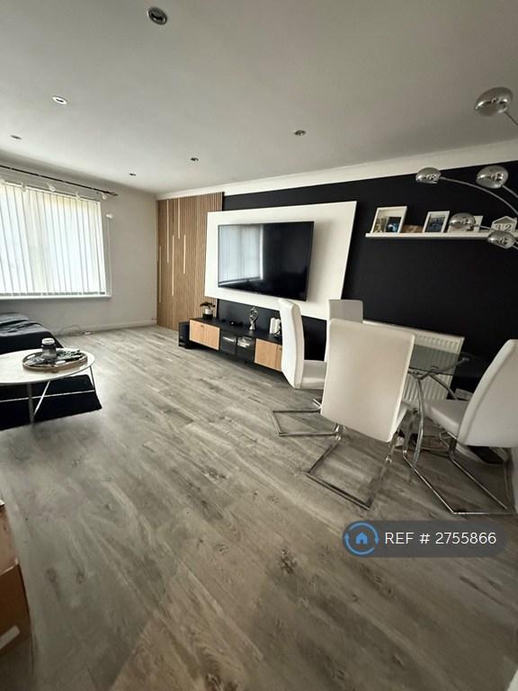 2 bedroom flat in Main Street, Glasgow, G40 (2 bed) (#2755866)