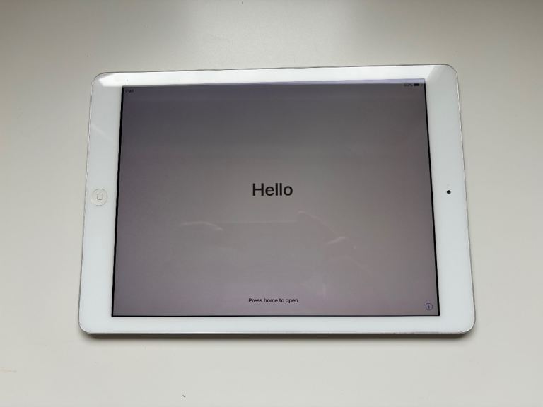 Apple iPad Air 32GB Wi-Fi - Silver - 9.7" + case. Excellent condition!