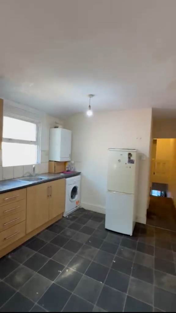 3-BEDROOM FLAT: PLAISTOW/CANNING TOWN 