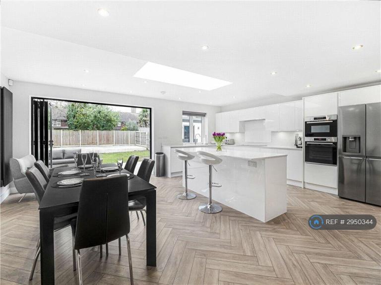 3 bedroom house in Oakfield Road, Ashford, TW15 (3 bed) (#2950344)