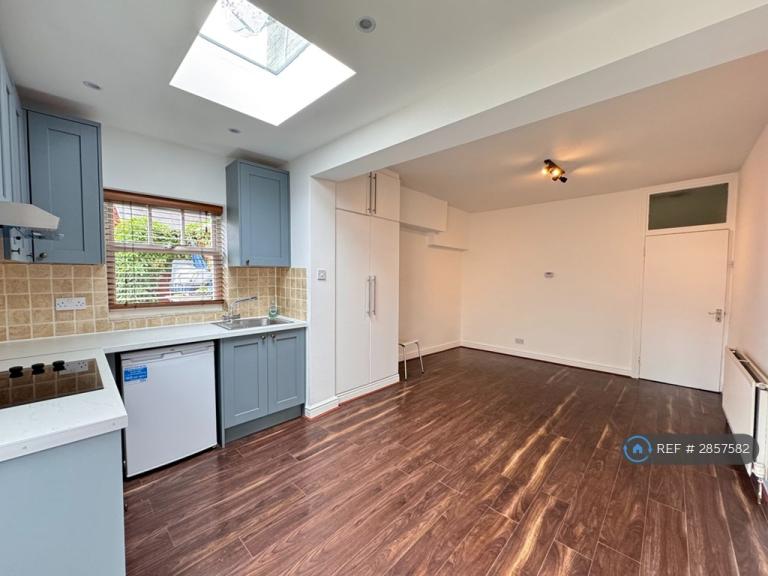 Studio flat in Park Parade, London, NW10 (#2857582)