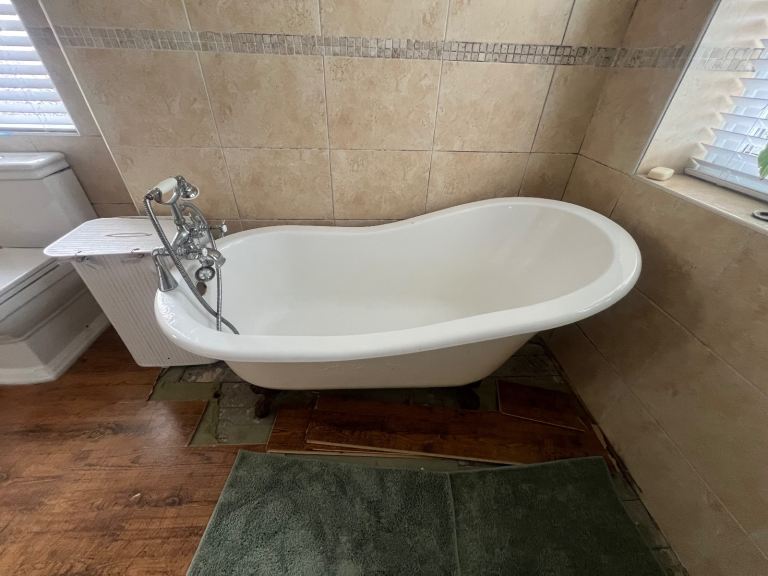 Cast iron claw foot bath tub