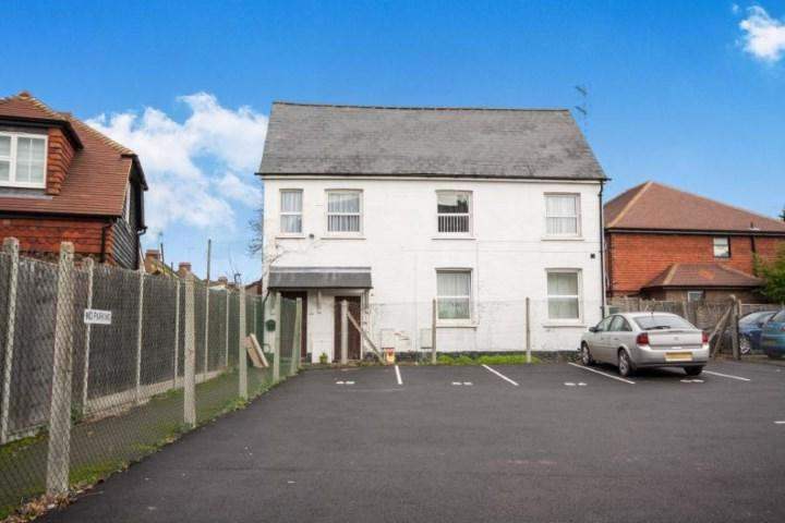 Unfurnished 2 bedroom ground floor flat with it’s own entrance  