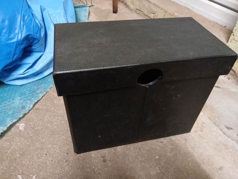 Leisure battery container