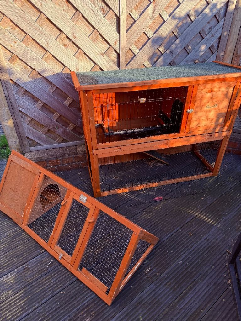 Rabbit or guinea pig hutch and run