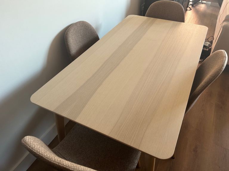 Must go! Wood Veneer Dining Table – Excellent Condition