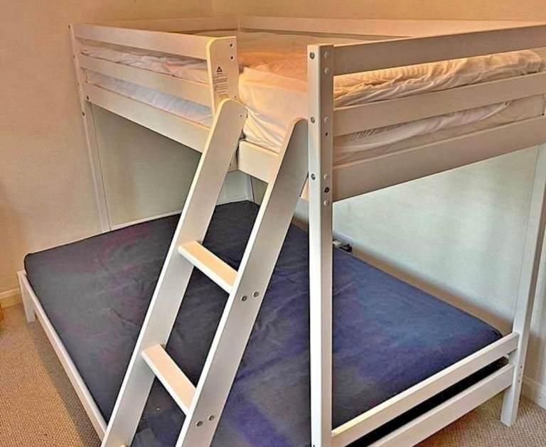 Triple bunk bed 