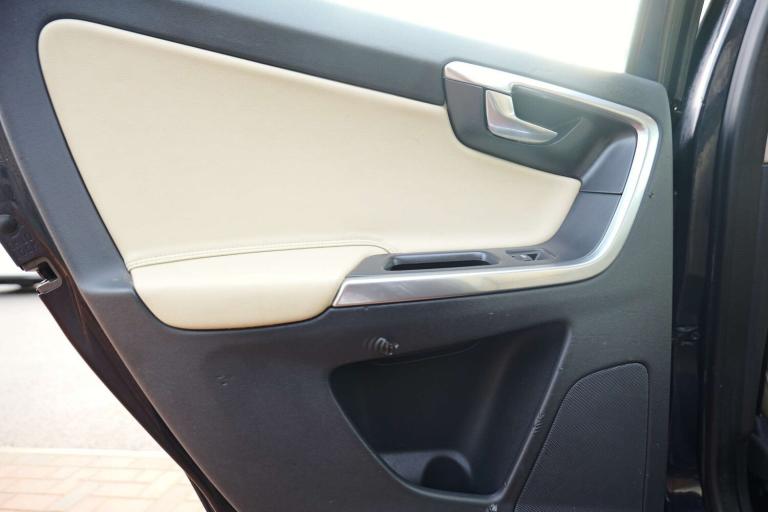 2016 Volvo XC60 2.4 XC60 SE Luxury Nav D5 AWD 4WD 5dr SUV Diesel Manual