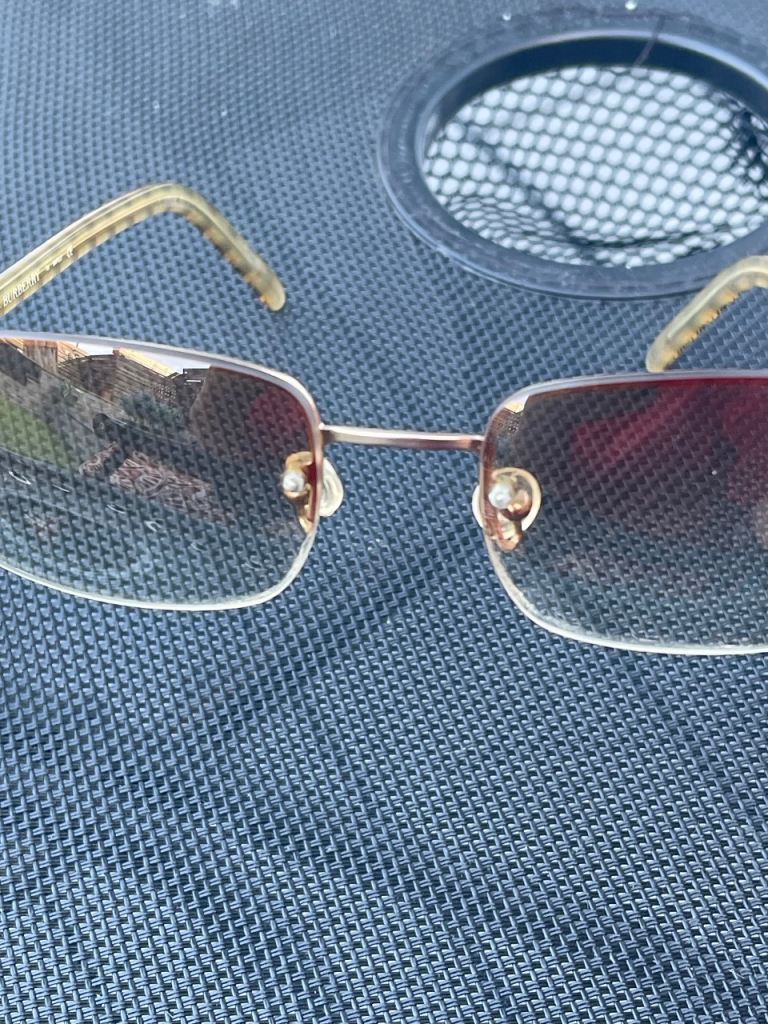 Burberry sun glasses 
