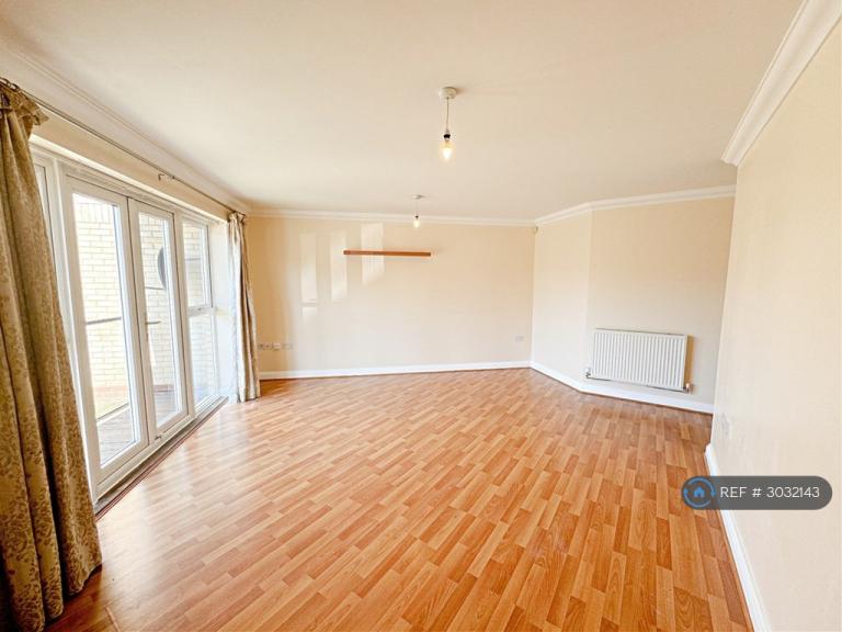2 bedroom flat in Gloucester Court, Hatfield, AL10 (2 bed) (#3032143)