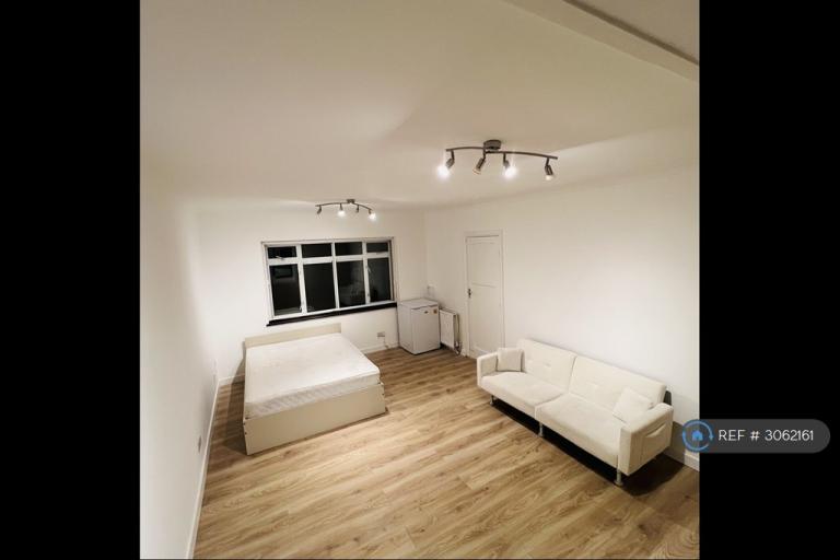 Studio flat in Whitby Road, Ruislip, HA4 (#3062161)