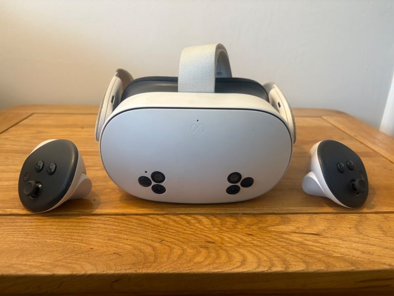Meta Quest 3s 256gb and controllers