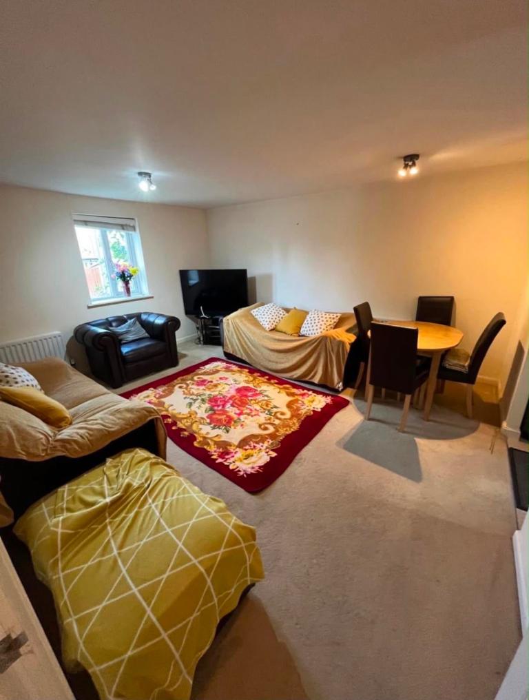 Fully Furnished 2 Bedroom Flat with Master En-suite + Bathroom