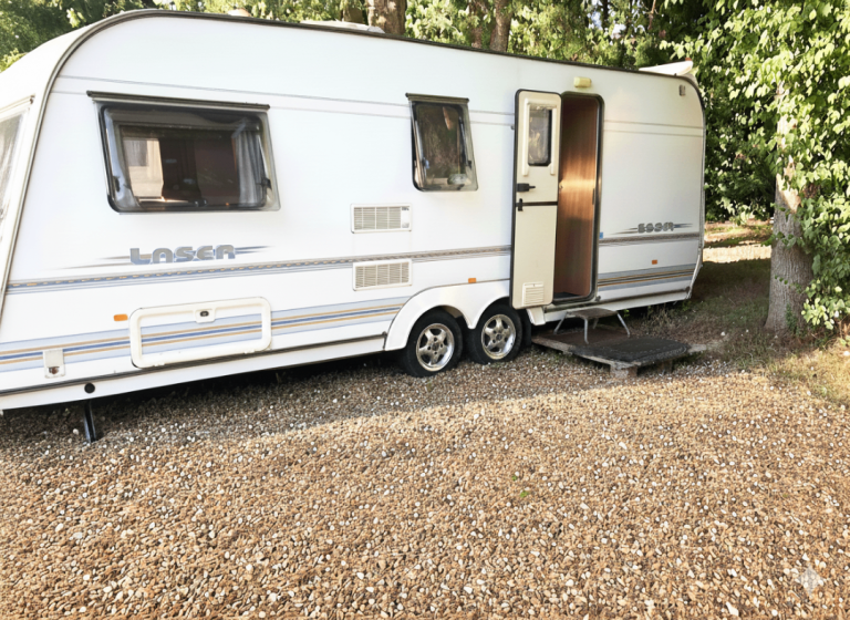 Caravan to rent near Gatwick and motorway links.