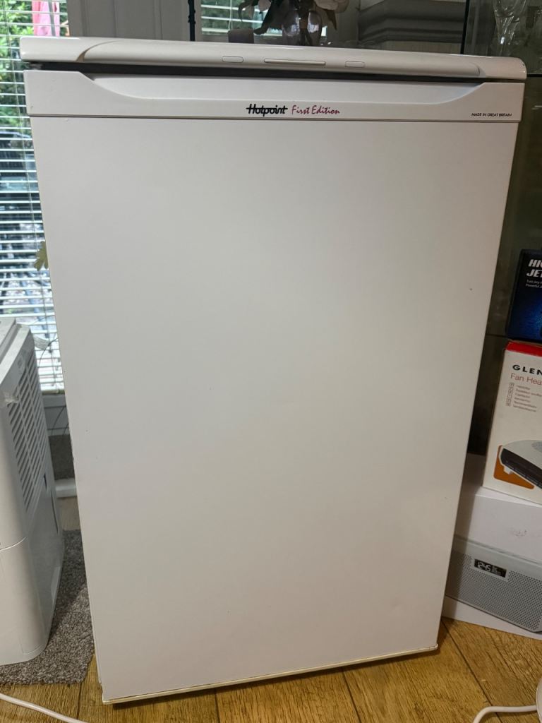 Hotpoint Fresh Edition Undercounter Fridge – White, Good Condition