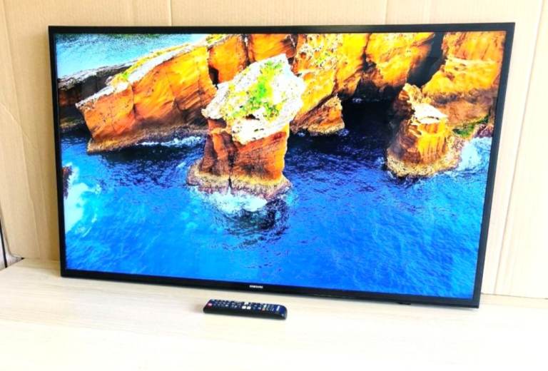 SAMSUNG 40" inch 4K Ultra UHD Tizen Smart TV HDR 10+ PurColor Wi-Fi HDMI UE40NU7120K