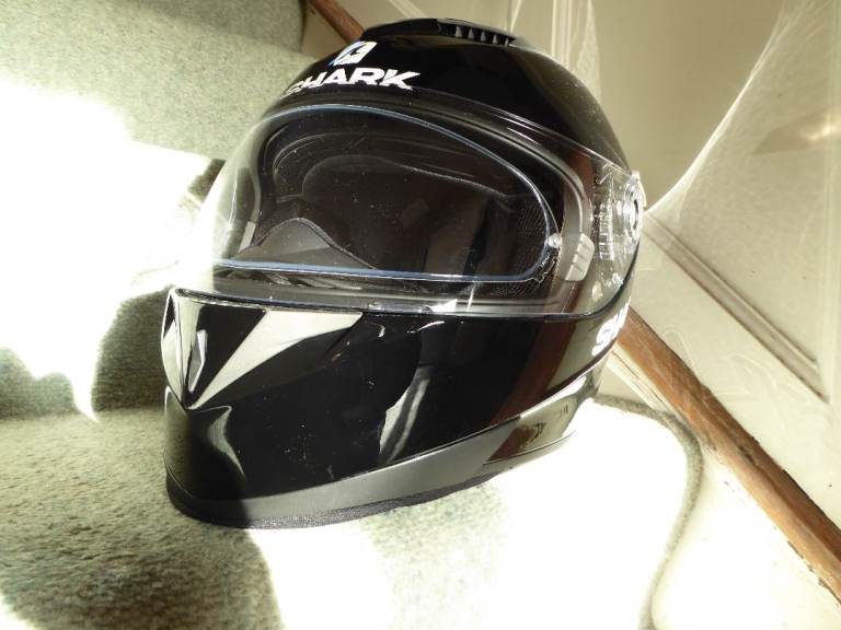 MOTORCYCLE HELMET. SHARK S900 MOTORCYCLE HELMET FULL FACE BLACK. SIZE SMALL