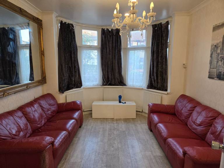 PRIVATE 5 bedroom FAMILY ONLY  home - 2 mins from barking station