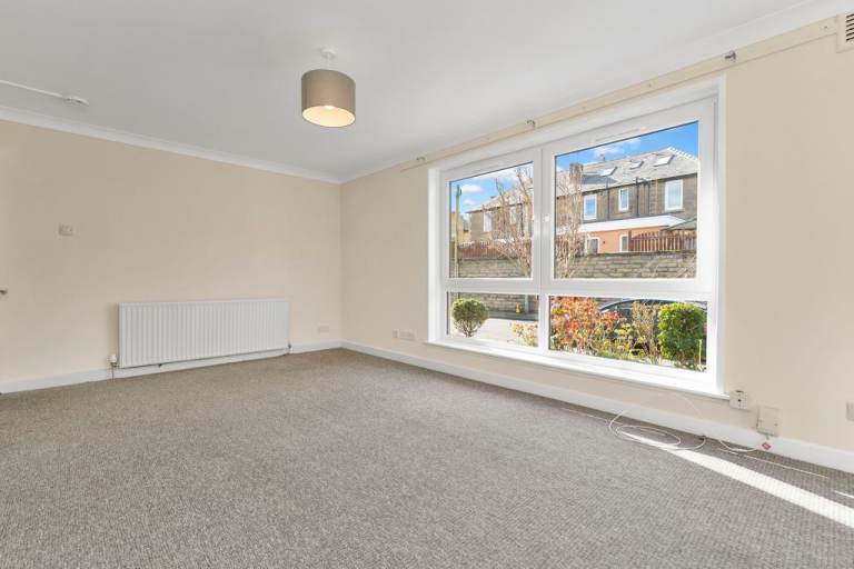 Recently refurbished, 2-bedroom, ground floor flat in Leith Links – available NOW!